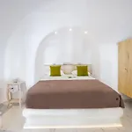 Hyperion Vila Oia